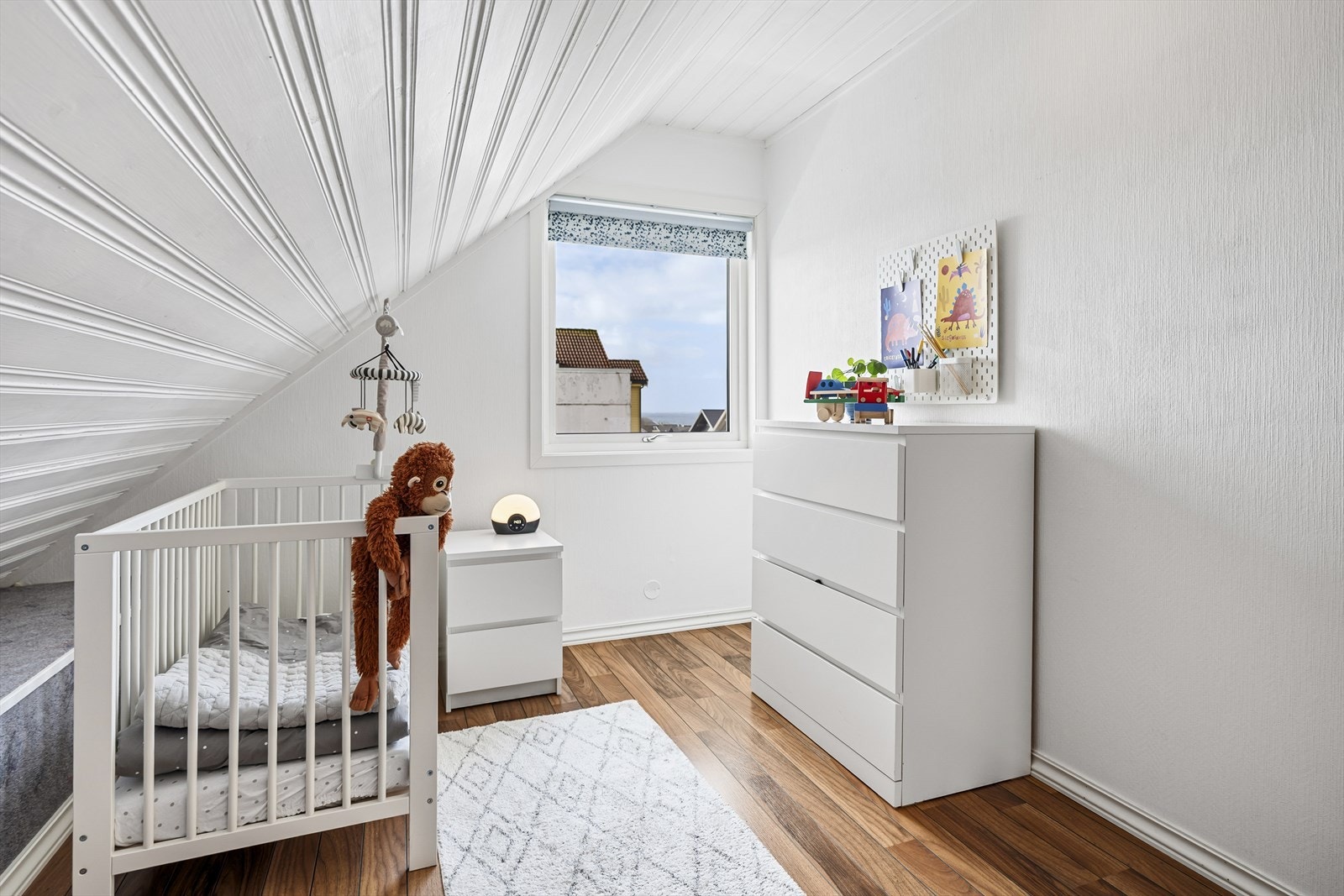 - De to minste soverommene har begge plass til seng og skap, og har plassbygd hylle som i dag brukes som nattbord - Galleribilde