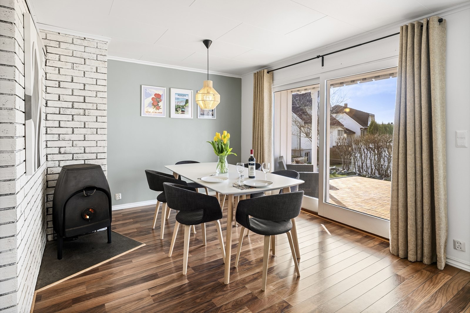 - I stuen er det både peis og varmepumpe, samt utgang til terrasse - Galleribilde