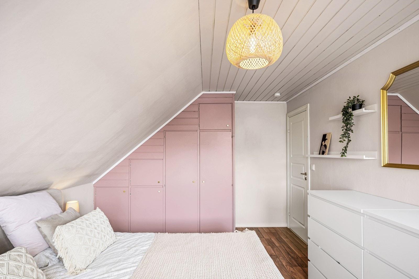 - Det er plassbygde garderober på to av soverommene - Galleribilde