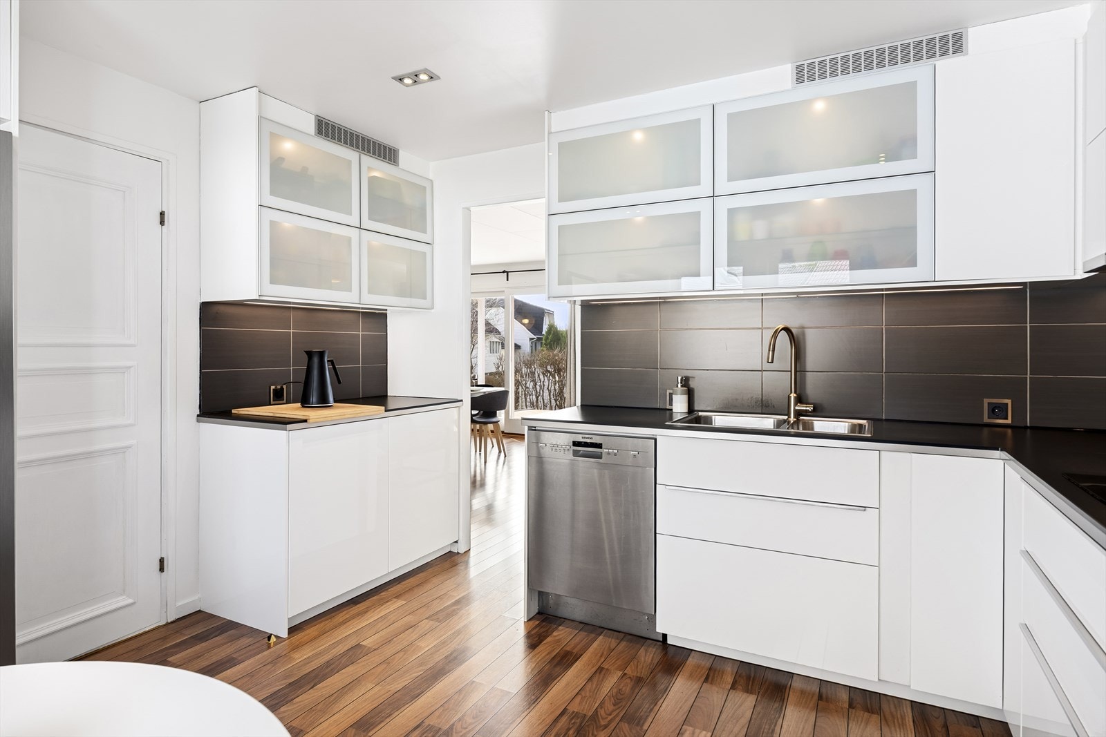 - Meget god oppbevaringsplass i skuffer og skap - Galleribilde