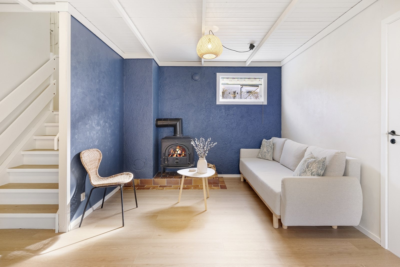 - Det er lagt et flott laminatgulv, og området er ypperlig som en ekstra stue, eller som gjesteavdeling - Galleribilde