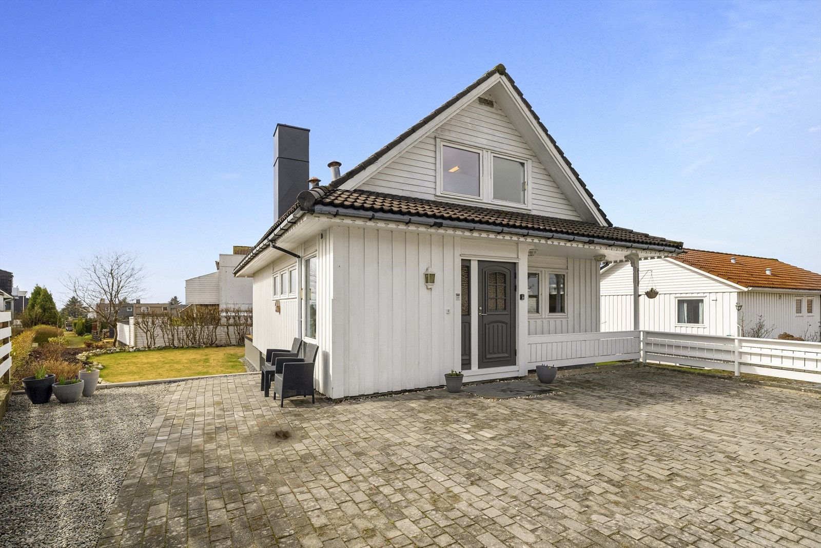 Solrike uteplasser på flere sider av boligen - Galleribilde