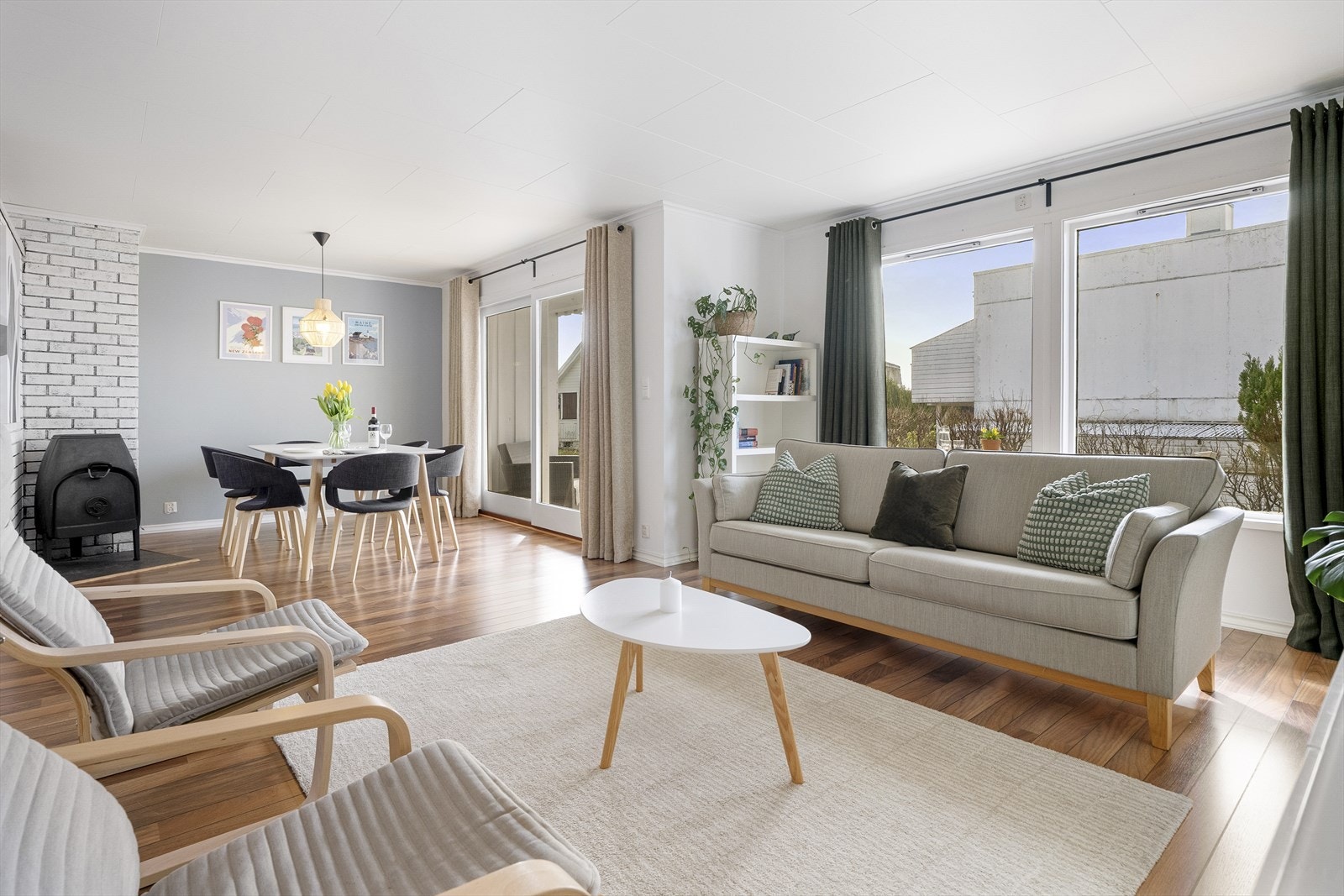 - Romslig stue med store vindusflater som slipper inn godt med naturlig lys - Galleribilde