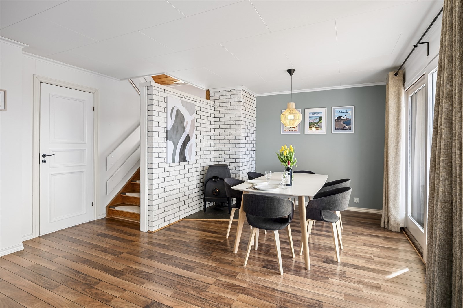 - God plass til både sittegruppe og spisestue - Galleribilde