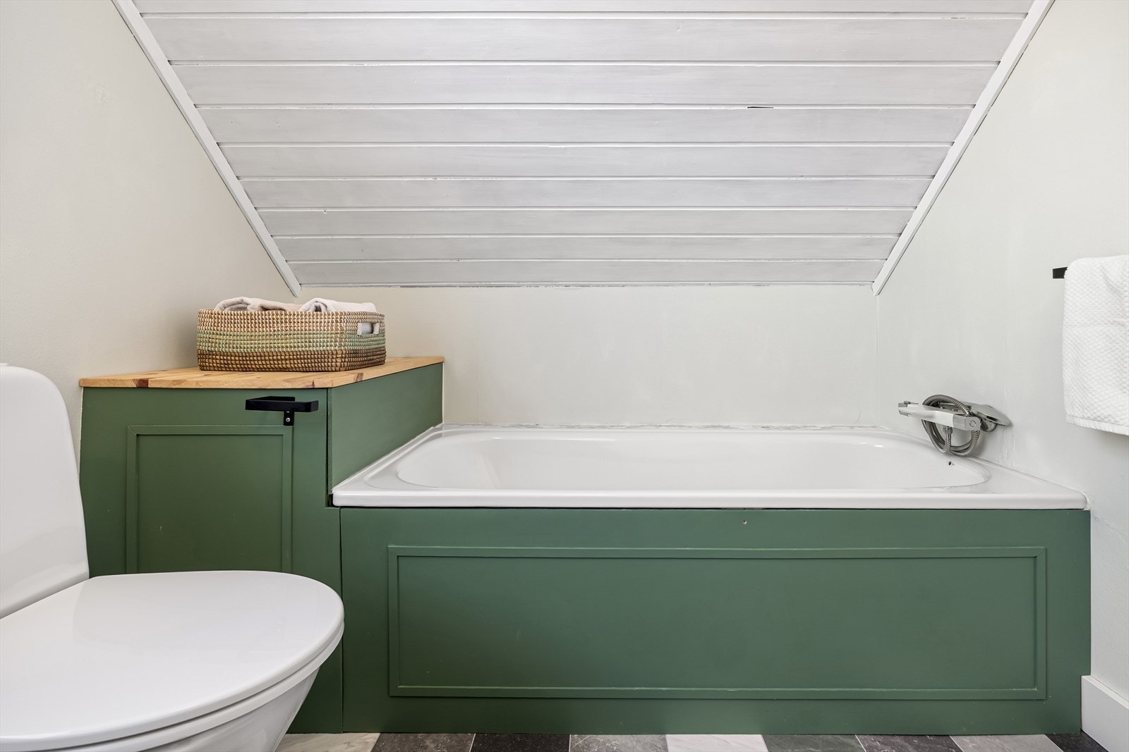 - Det består av badekar, toalett og servant med rikelige oppbevaringsmuligheter under - Galleribilde