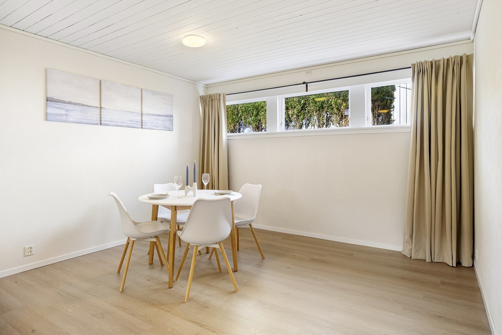 - Stuen er av god størrelse med plass til både sittegruppe, spisebord og soverom innenfor - Galleribilde