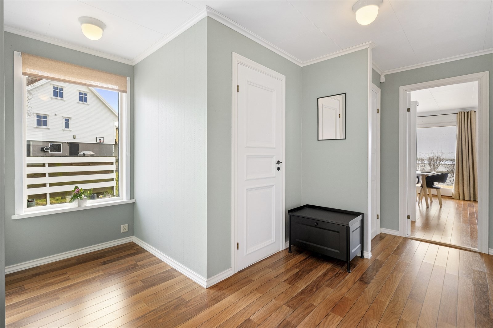 - Også entréen er malt i senere tid, med ny lås og håndtak på ytterdør - Galleribilde