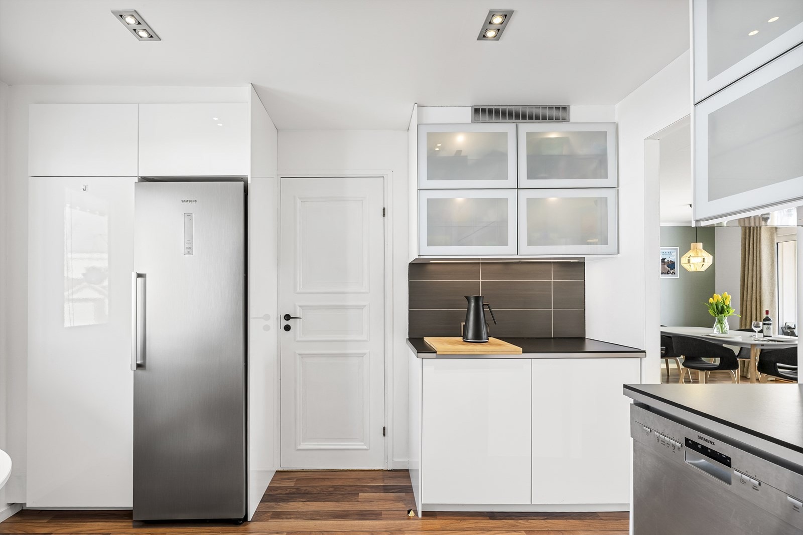 - Komfyr og stekeovn er integrert, og kjøleskap og oppvaskmaskin er frittstående - Galleribilde