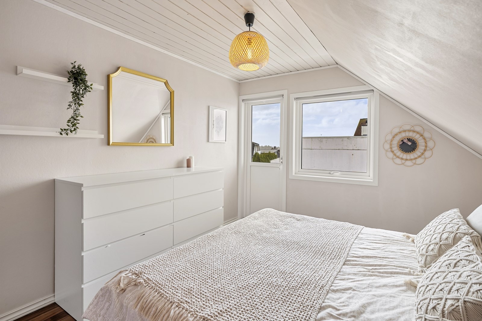 - Det er utgang til en overbygget balkong med gulvareal på 8 kvm - Galleribilde