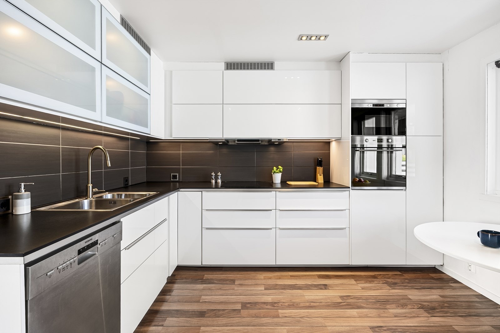 - Det var nytt i 2017 og består av høyglans fronter og laminat benkeplate - Galleribilde