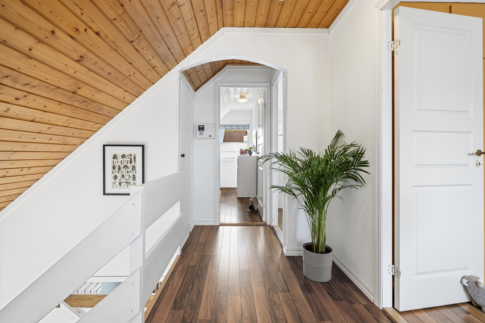 - Velkommen opp i 2. etasje hvor man har tre soverom og bad - Galleribilde