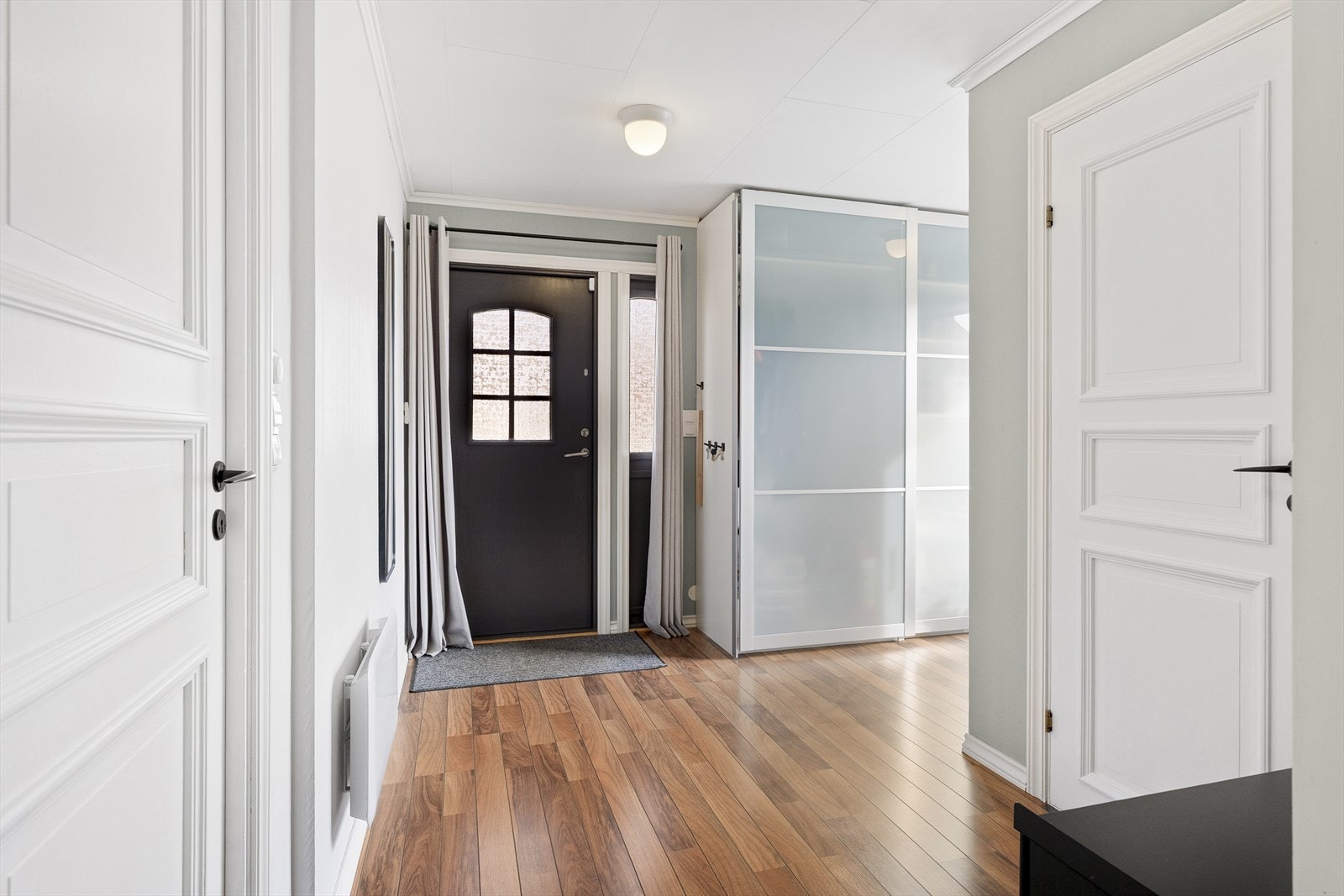 - Romslig entré med stor skyvedørsgarderobe - Galleribilde