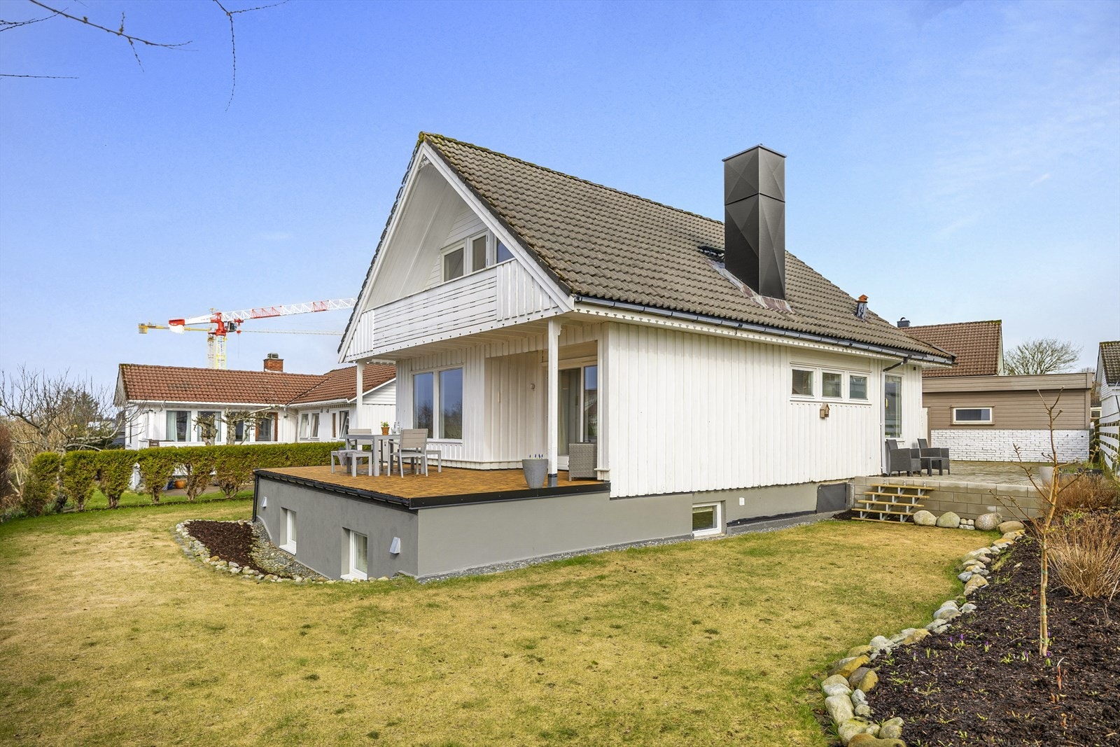 - Det er gjort en rekke arbeider både utvendig og inne, med både ny beplantning, plen og drenering for å nevne noe - Galleribilde