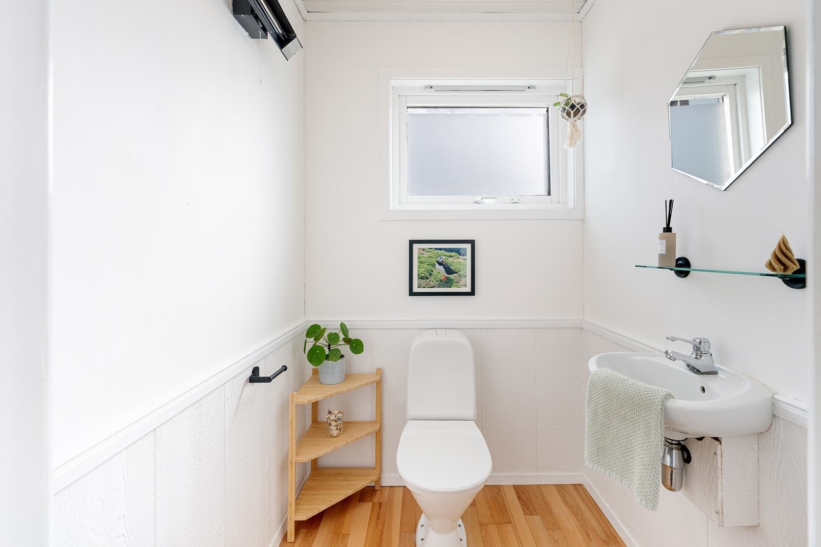 - Gjestetoalett på gangen - Galleribilde