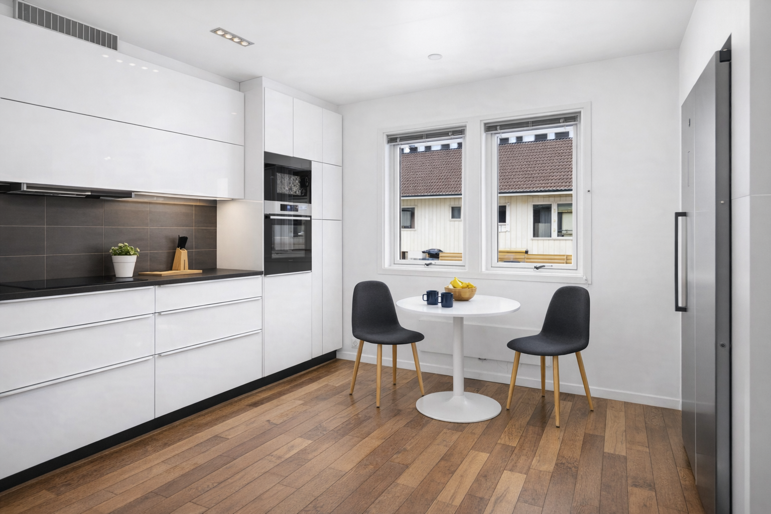 - Plass til forkostbord under vinduet - Galleribilde