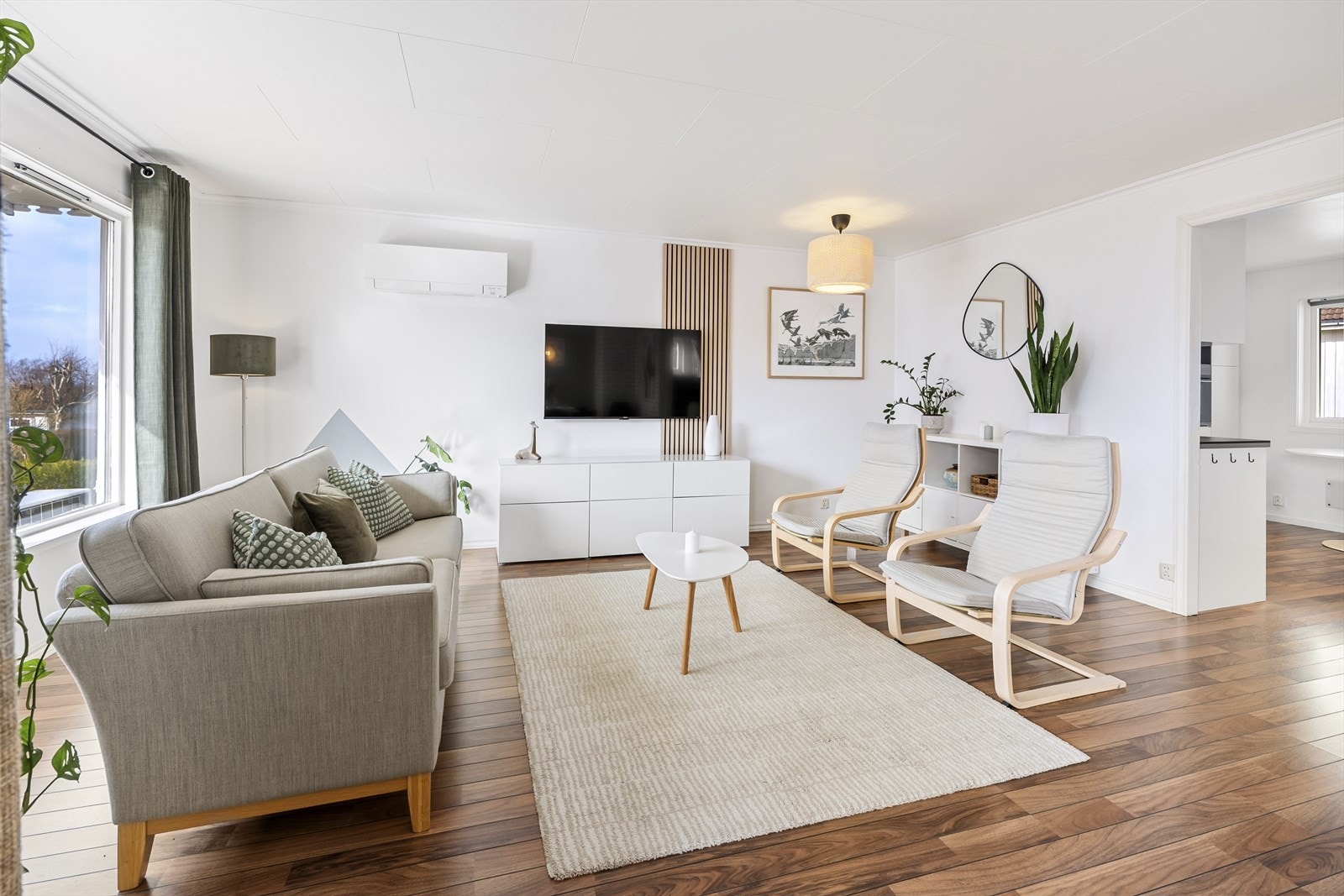 - Kjøkkenet ligger like innenfor stuen - Galleribilde