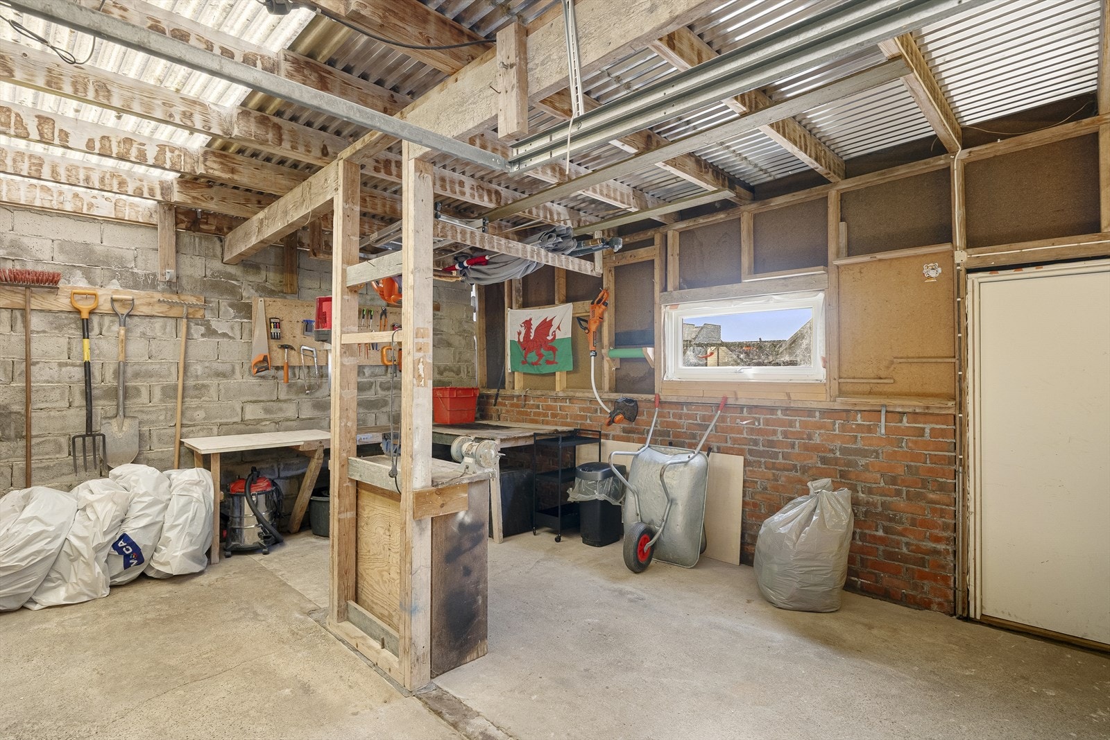 - Garasjen har god plass til både bilparkering, verktøy og hageutstyr - Galleribilde