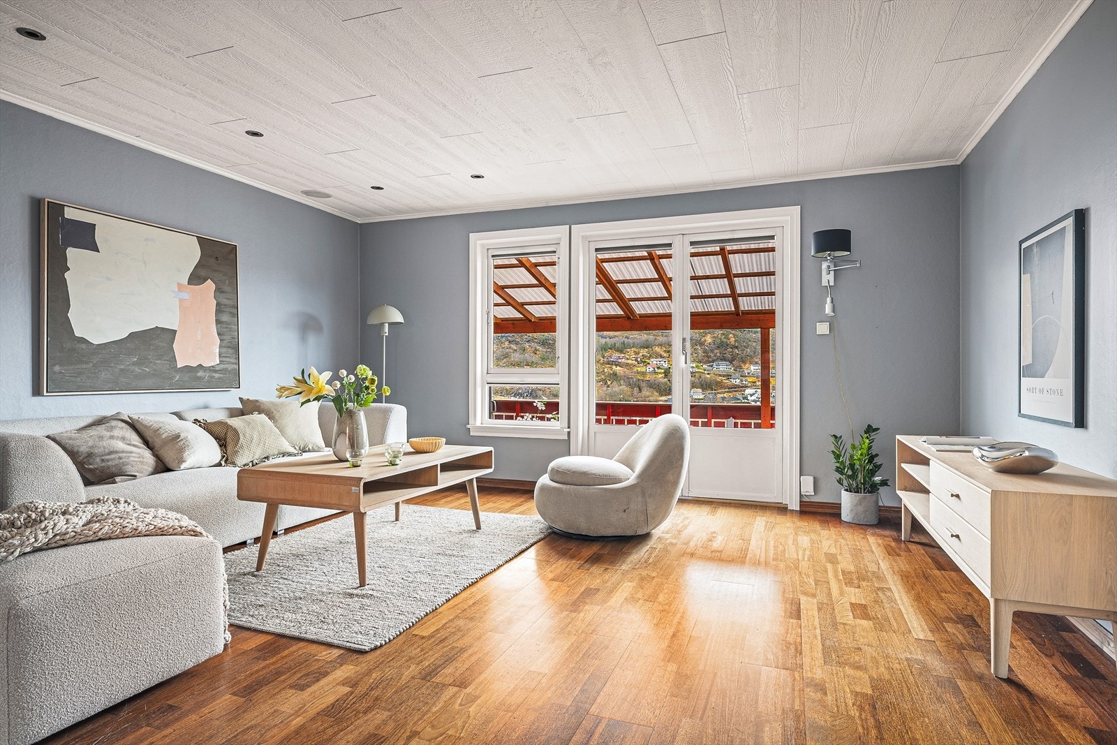 Velkommen inn i en luftig stue med romslig gulvareal Galleribilde