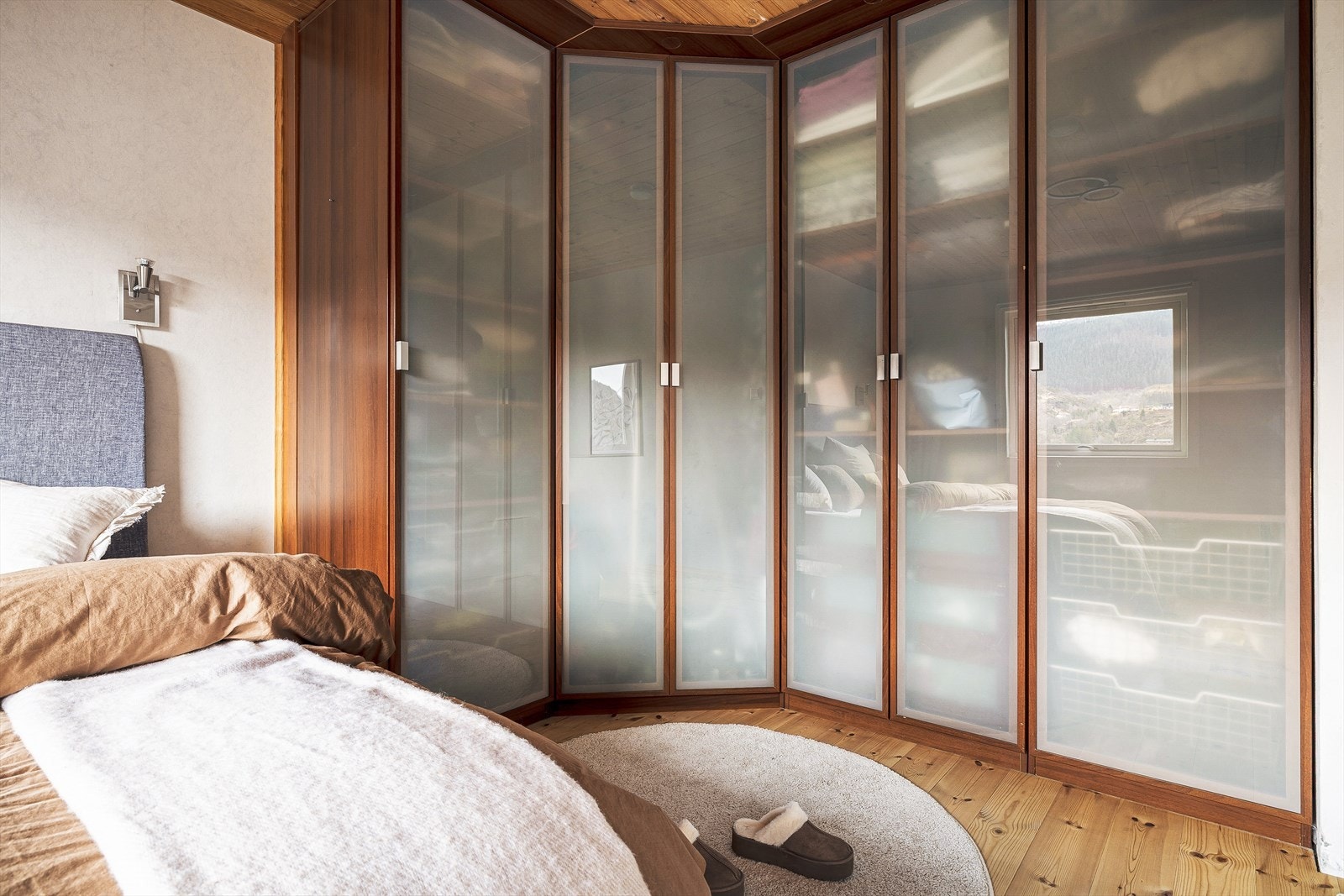 Herlig garderobeløsning på soverommet Galleribilde