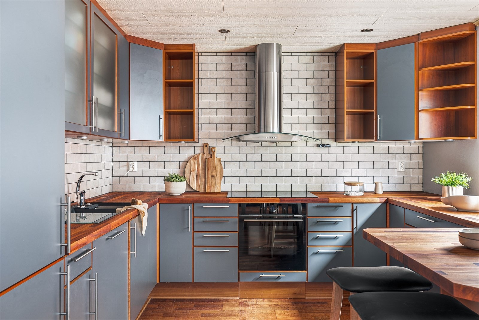 Mer enn god oppbevaringsplass i skuffer og skap Galleribilde