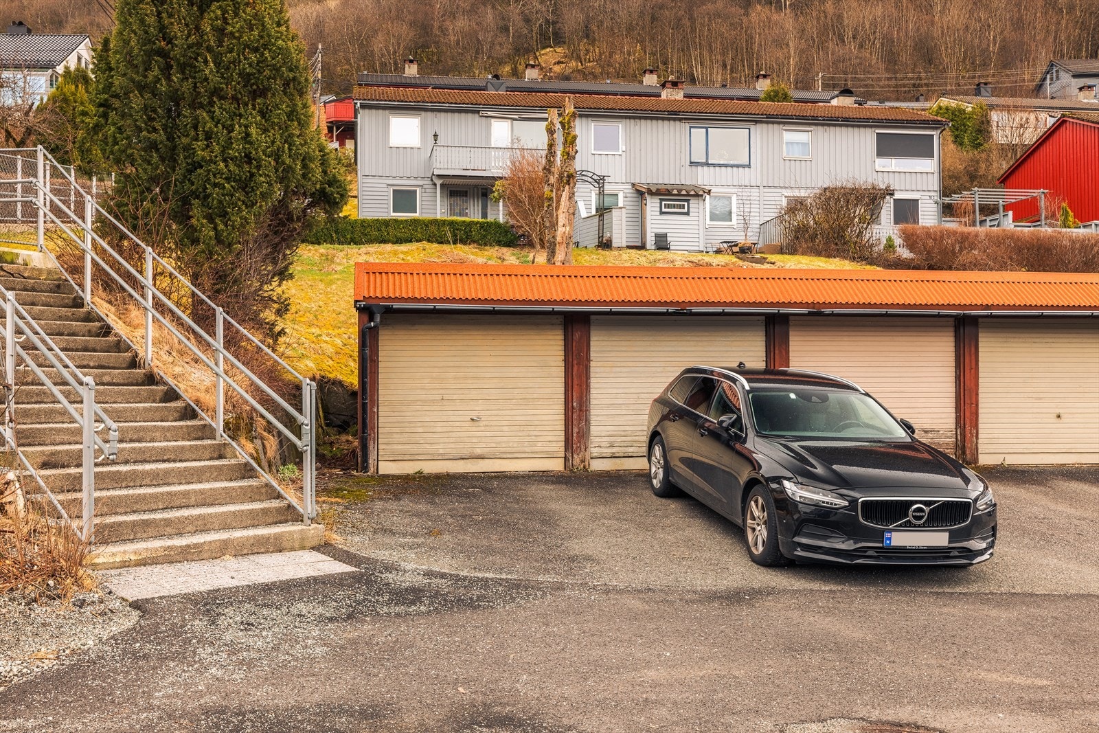 Tilhørende garasjeplass nedenfor husrekken Galleribilde