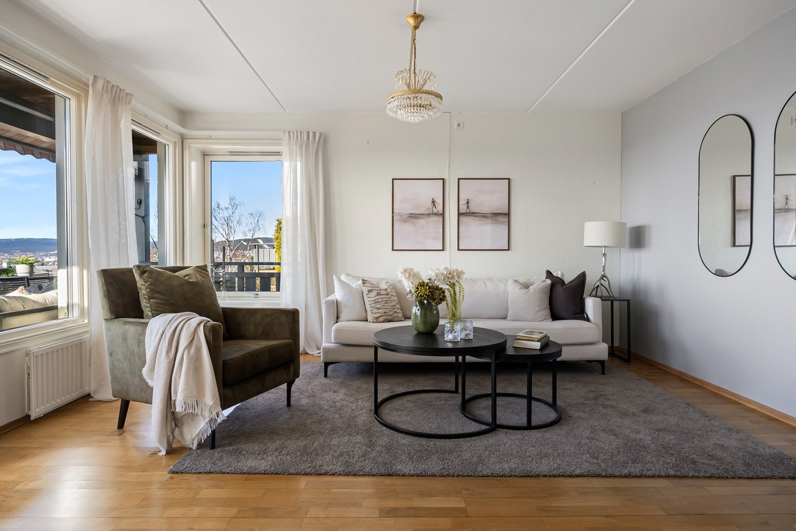 Gjennomgående planløsning og store vindusflater gir gode lys- og solforhold. Galleribilde