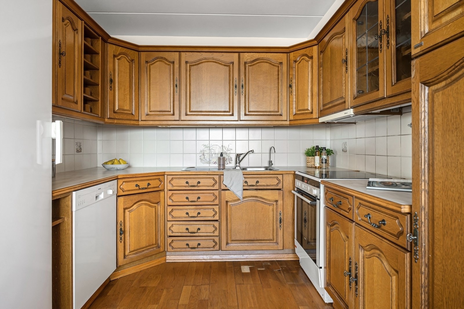 Eldre, delvis separat kjøkken. Romslig kjøkkenløsning med mye oppbevaringsplass. Galleribilde