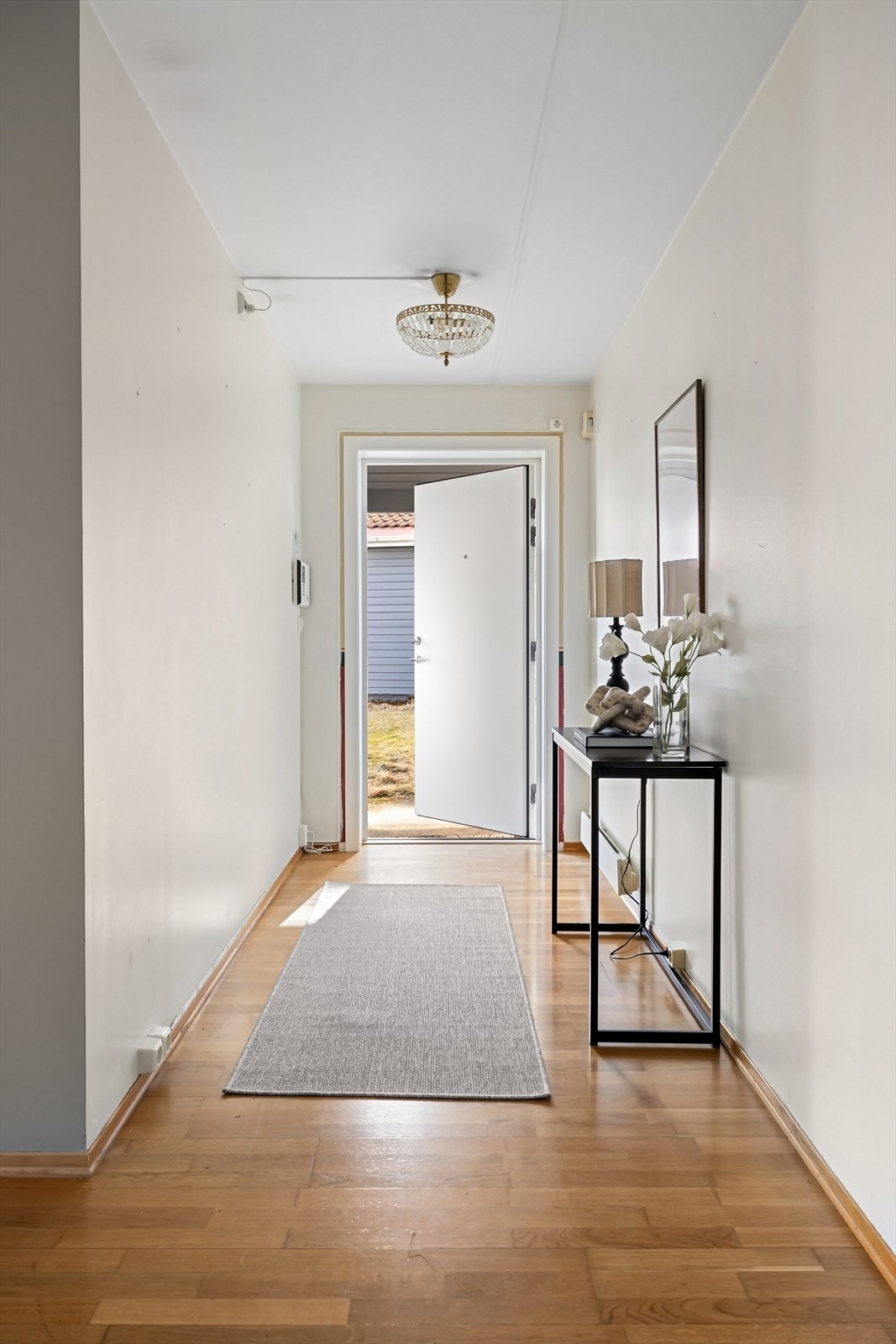 Romslig og innbydende entré med adkomst til felles grøntareal. Galleribilde