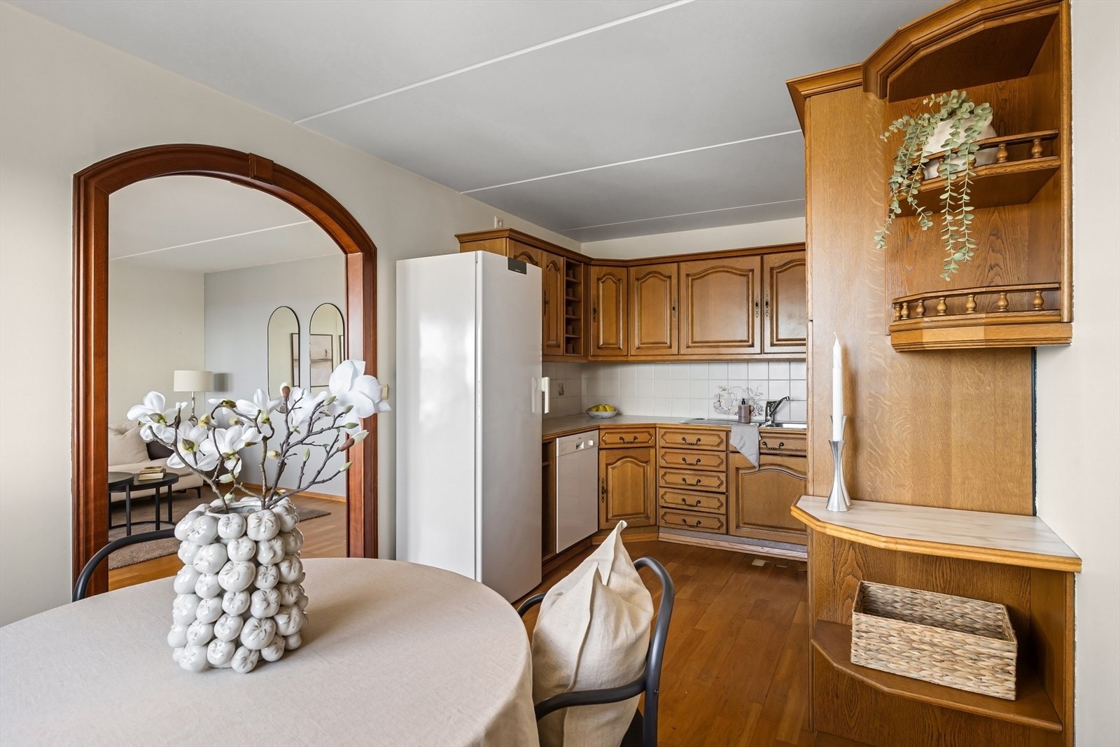 Åpen og sosial løsning mellom kjøkken og spiseplass. Galleribilde