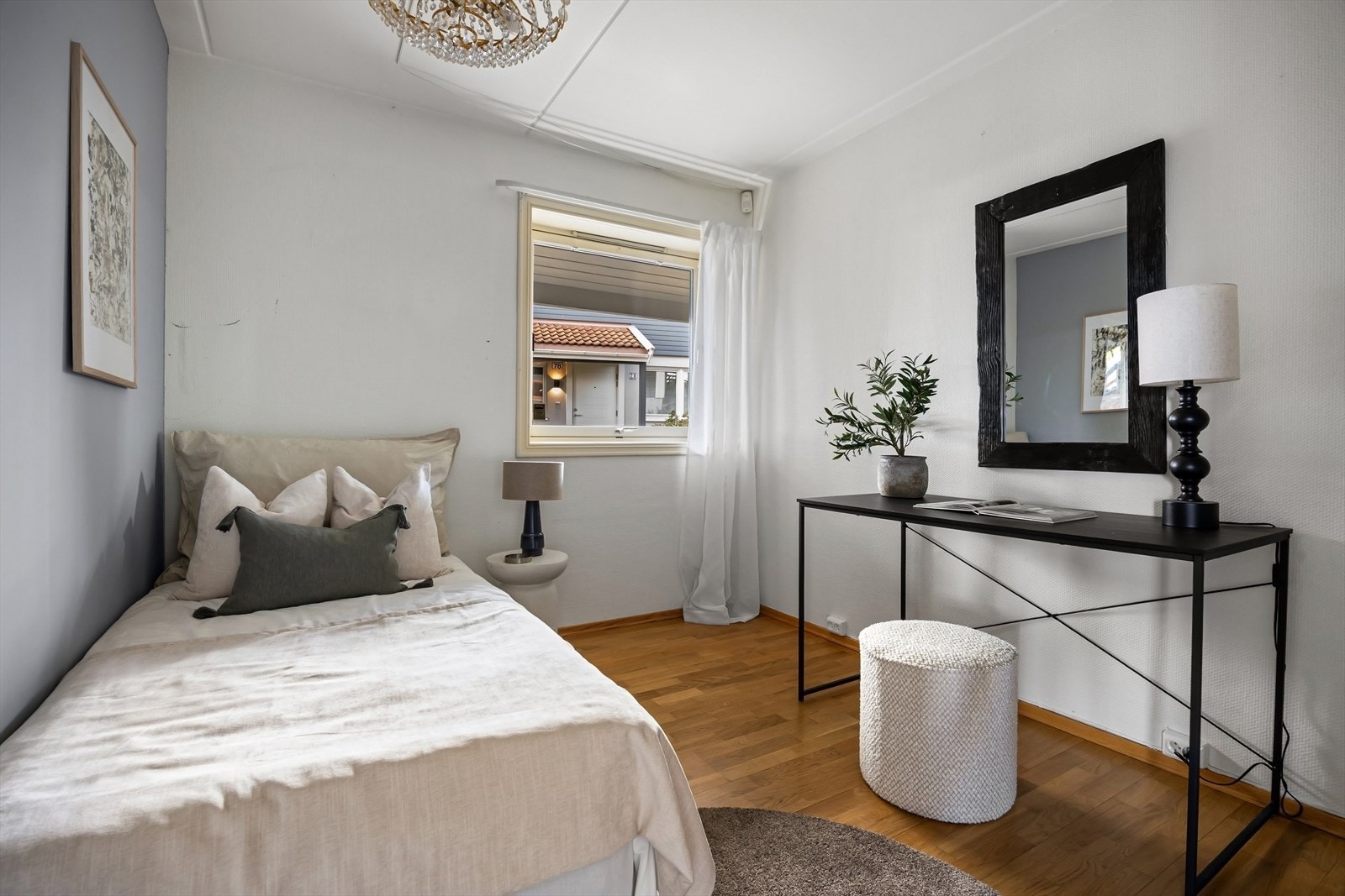 Soverom II | Innbydende rom med plass til seng, nattbord og garderobeløsning. Her det godt med naturlig lysinnslipp. Galleribilde