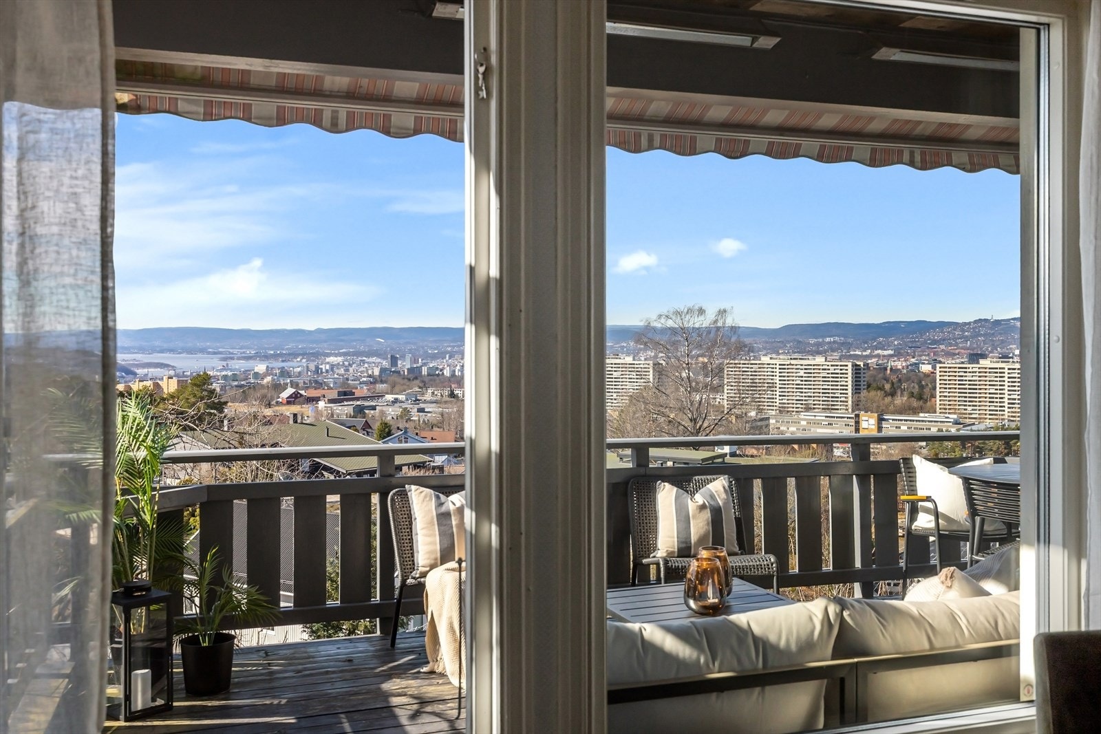 Herlig utsikt mot Oslofjorden fra stue og kjøkken. Galleribilde