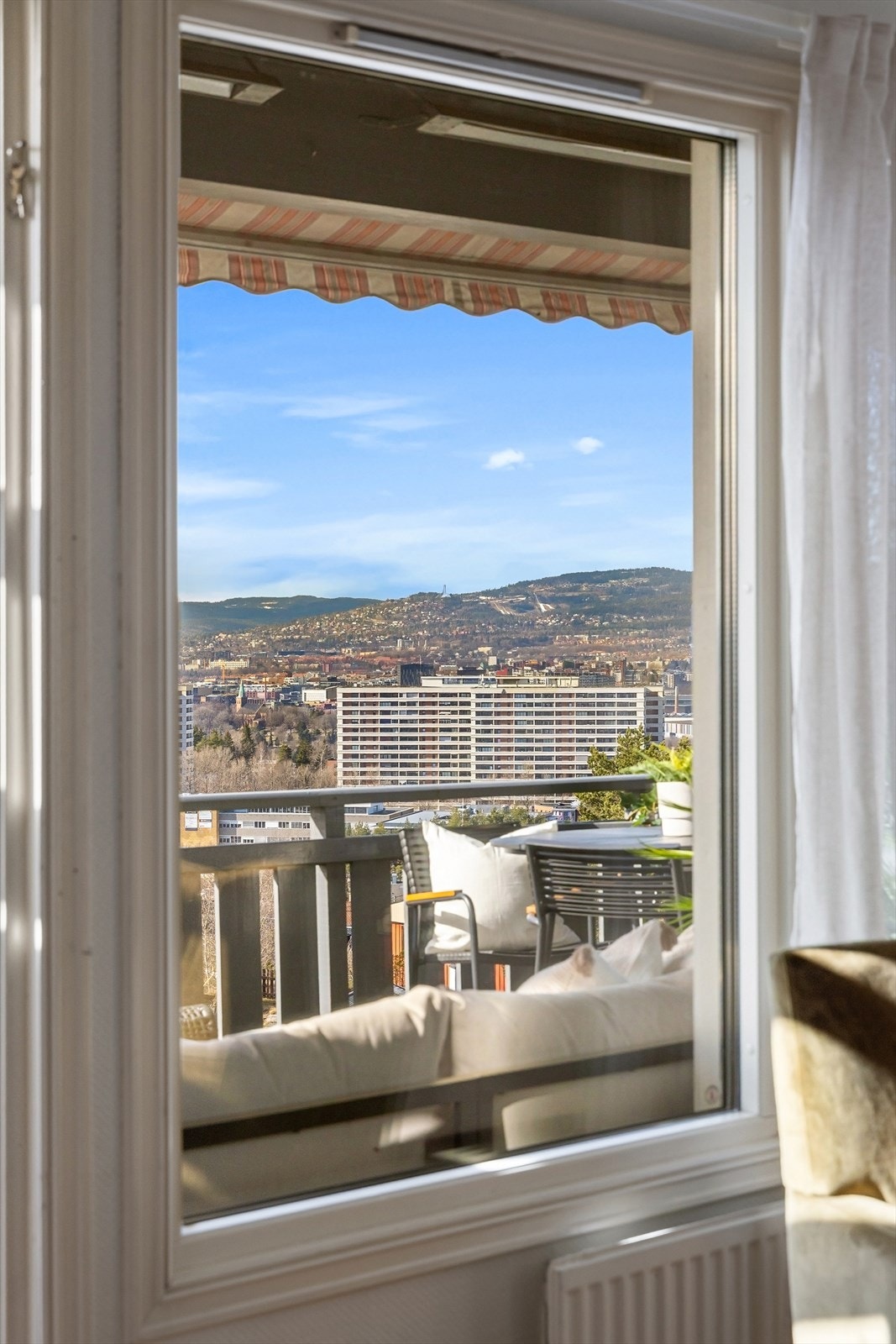 Hyggelig utsyn fra stue. Galleribilde