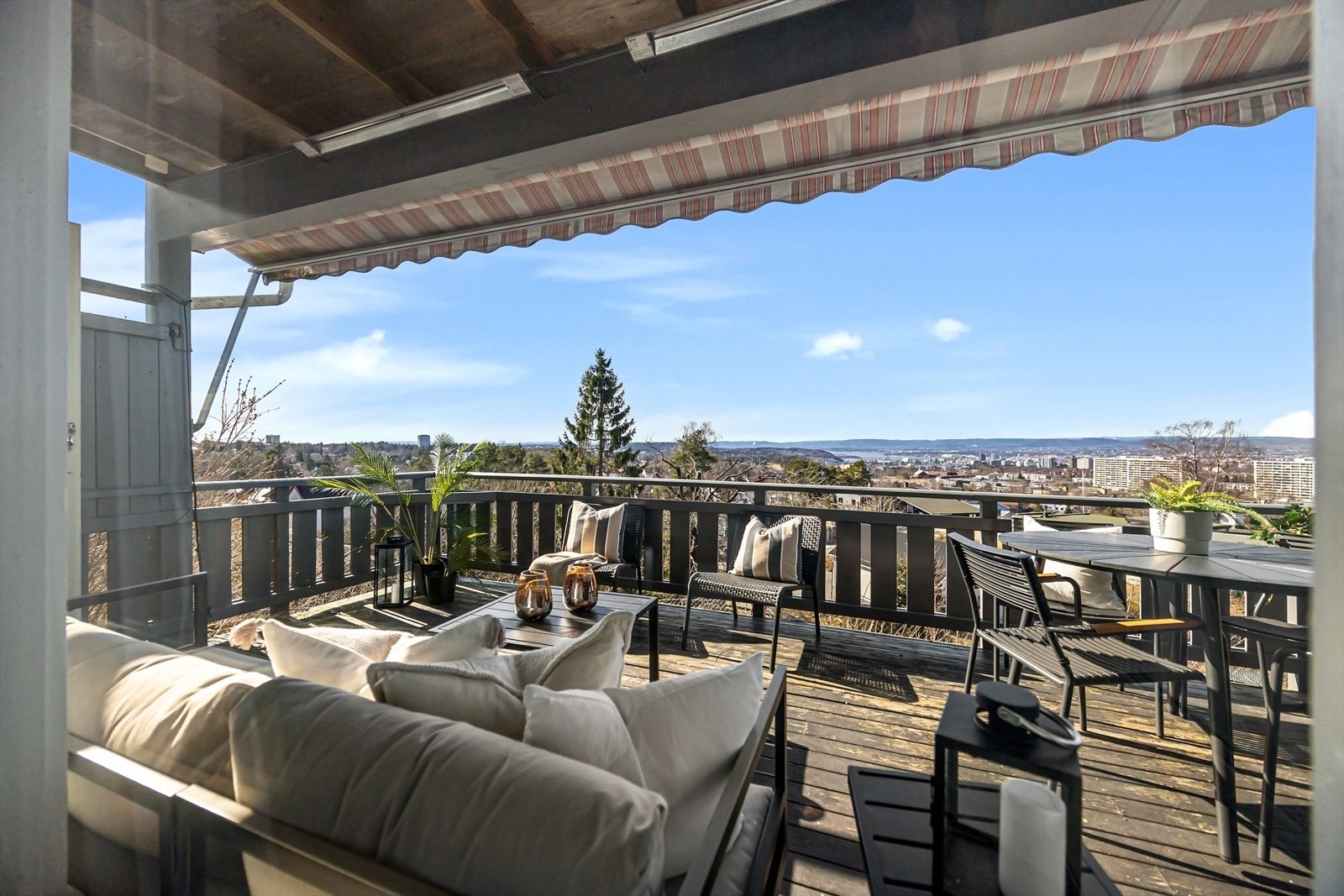 Fra stue er det adkomst til solrik, vestvendt balkong på hele 20 m² med fin plass til utemøbler, grill m.m. Galleribilde