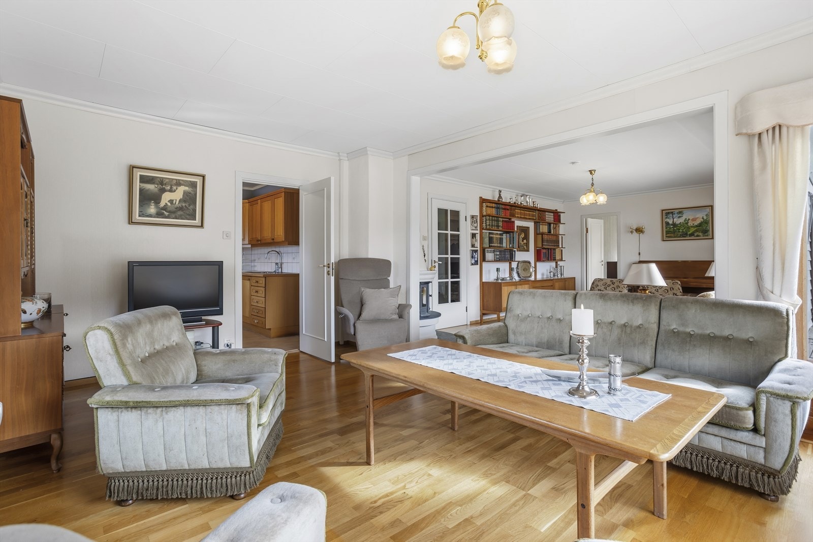 Fra stuen går vi videre inn til boligens kjøkken Galleribilde