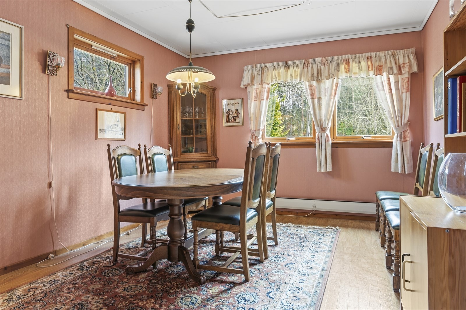 Boligen tilbyr også en separat spisestue med god plass til spisebord. Galleribilde