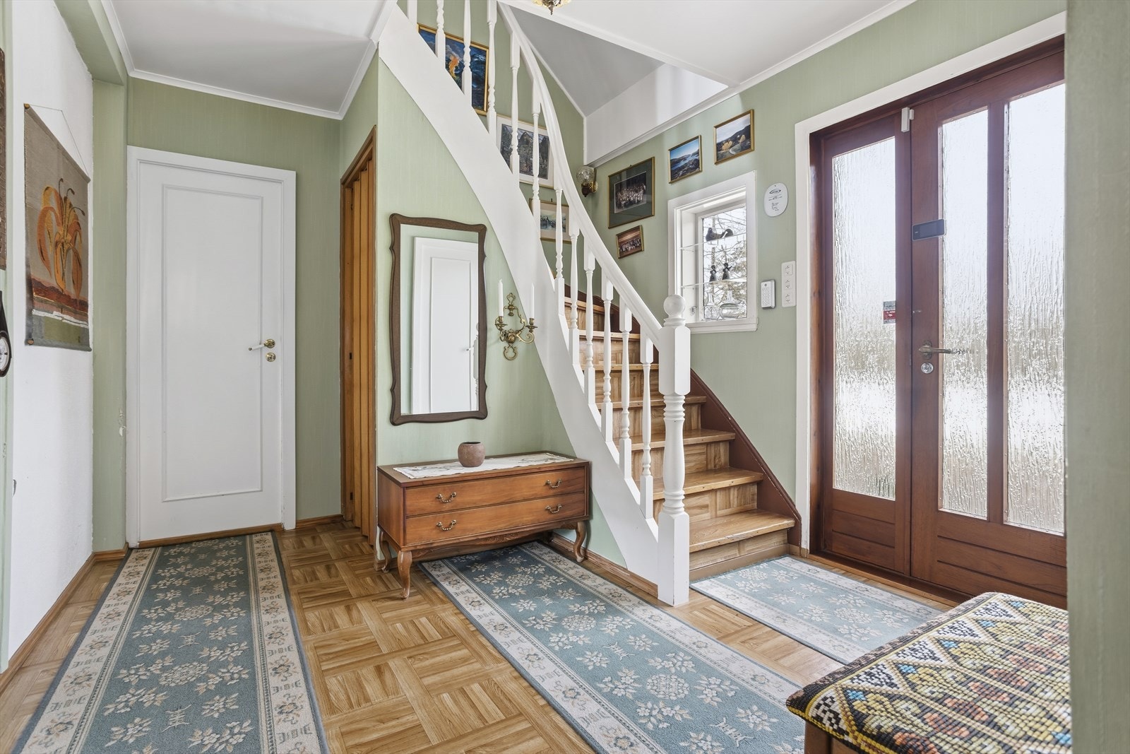 Lys og innbydende entré med god plass, praktisk planløsning og trapp videre til loftsetasjen. Et hyggelig førsteinntrykk av boligen. Galleribilde