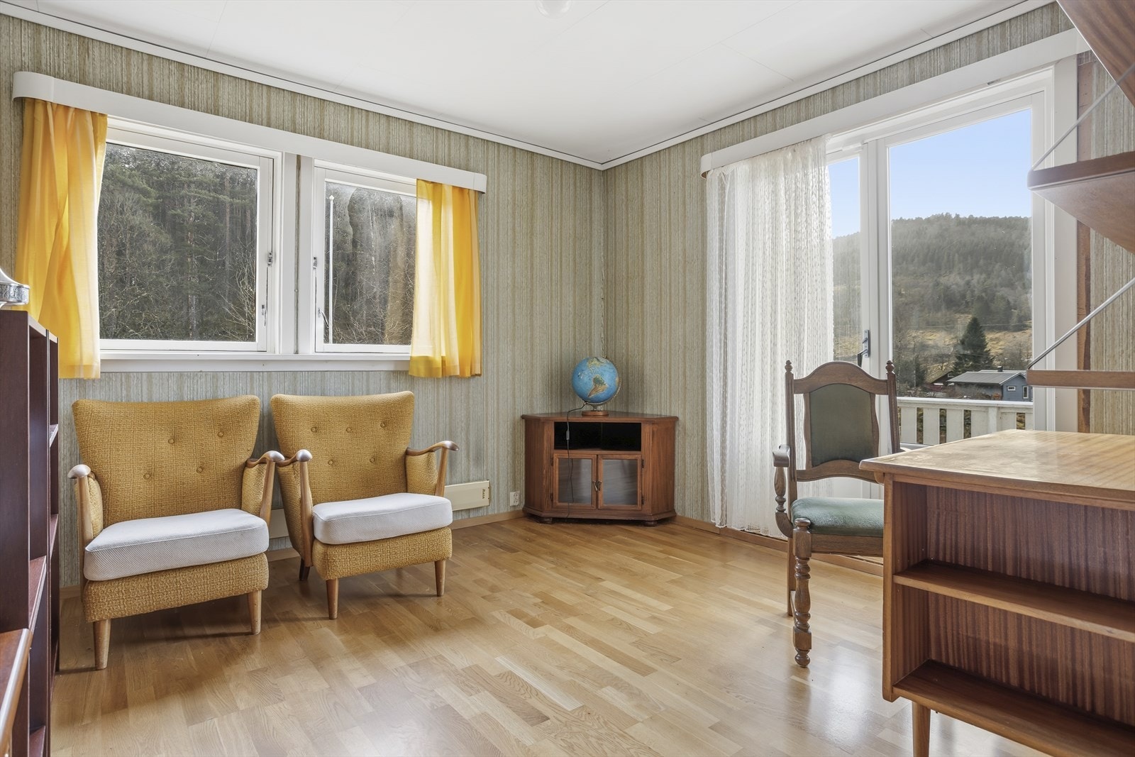 Stuen byr også på eget kontor med flott lysinnslipp Galleribilde