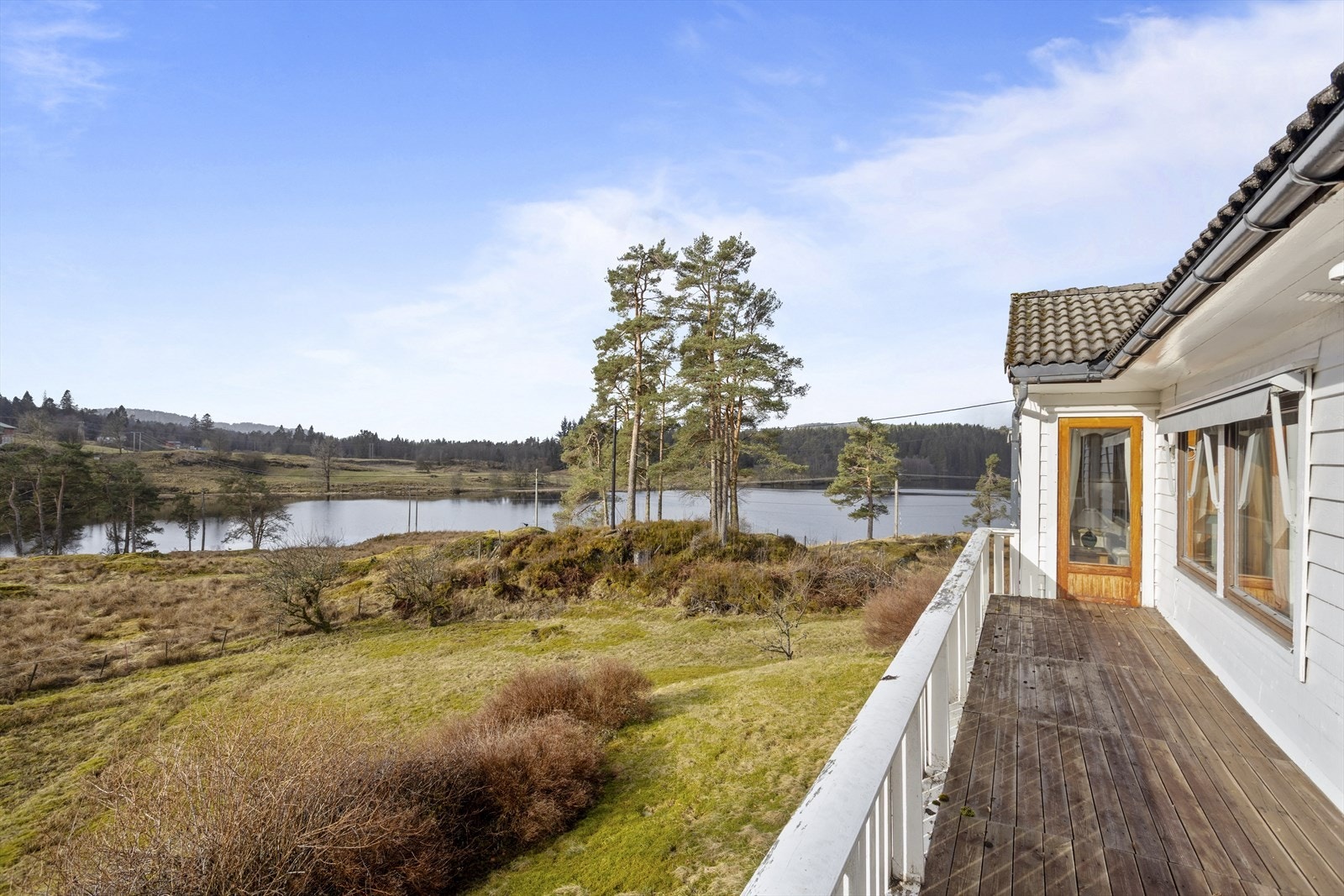 Fra Stuen har du direkte utgang til boligens altan. Her har du fantastisk utsikt over landlige omgivelser. Galleribilde