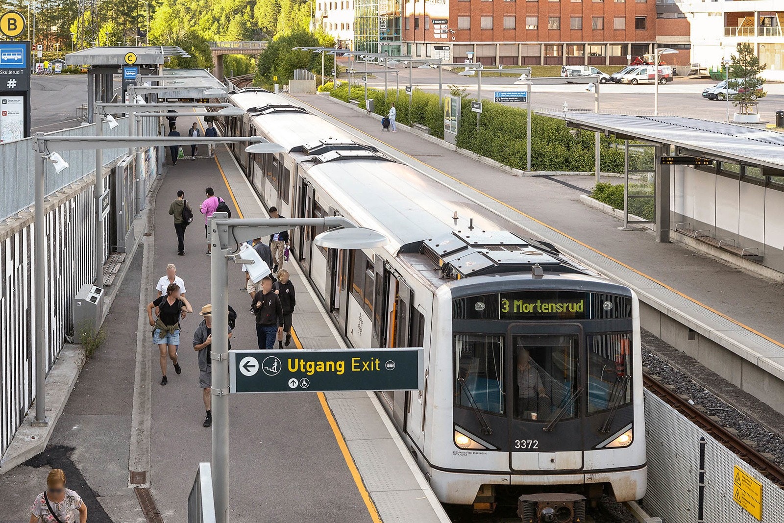 Skullerud T-bane ligger noen få minutters gange unna boligen. Herfra tar T-banen deg til Oslo sentrum på ca. 20 minutter. Galleribilde