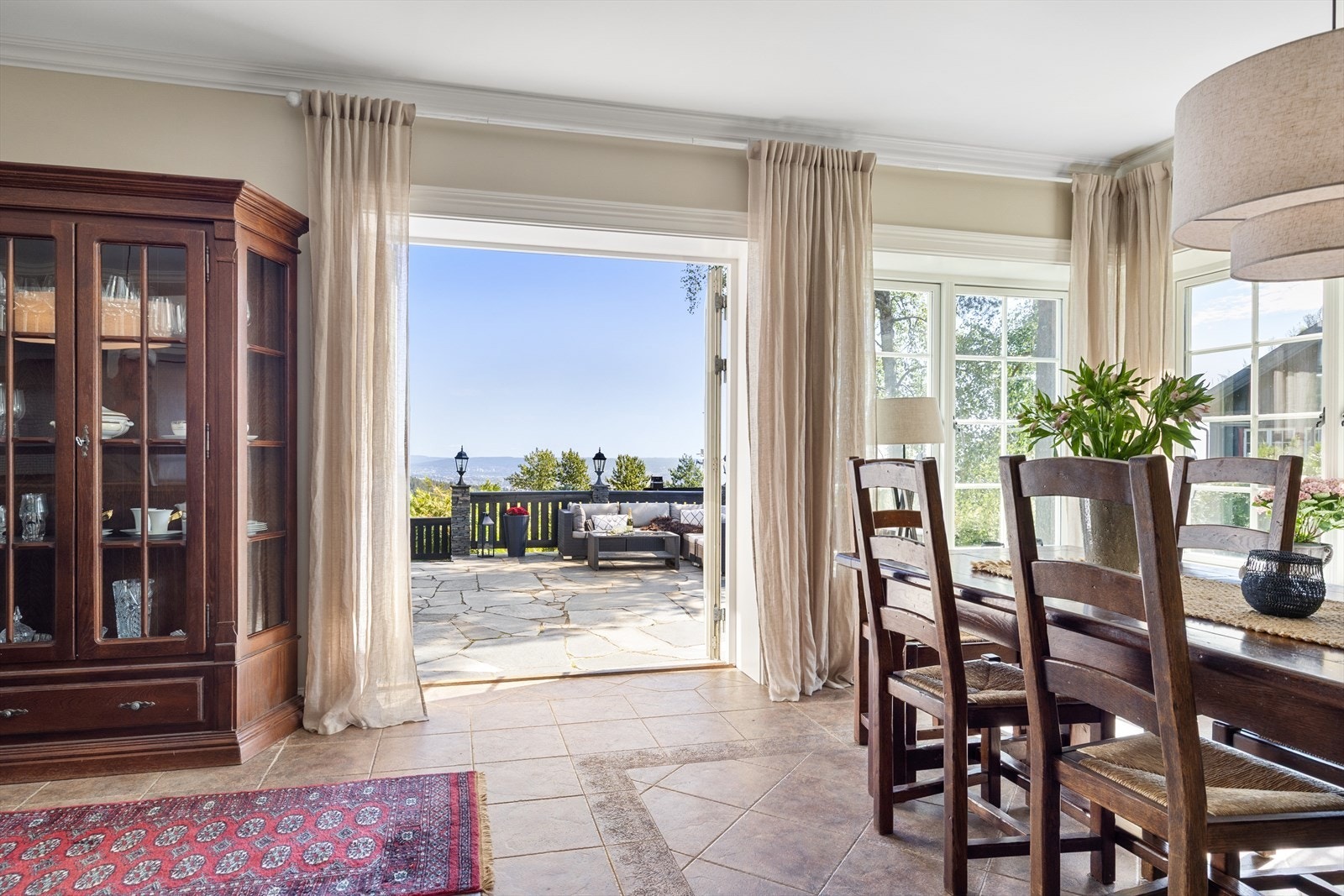 Fra spisestuen er det utgang til stor terrasse Galleribilde
