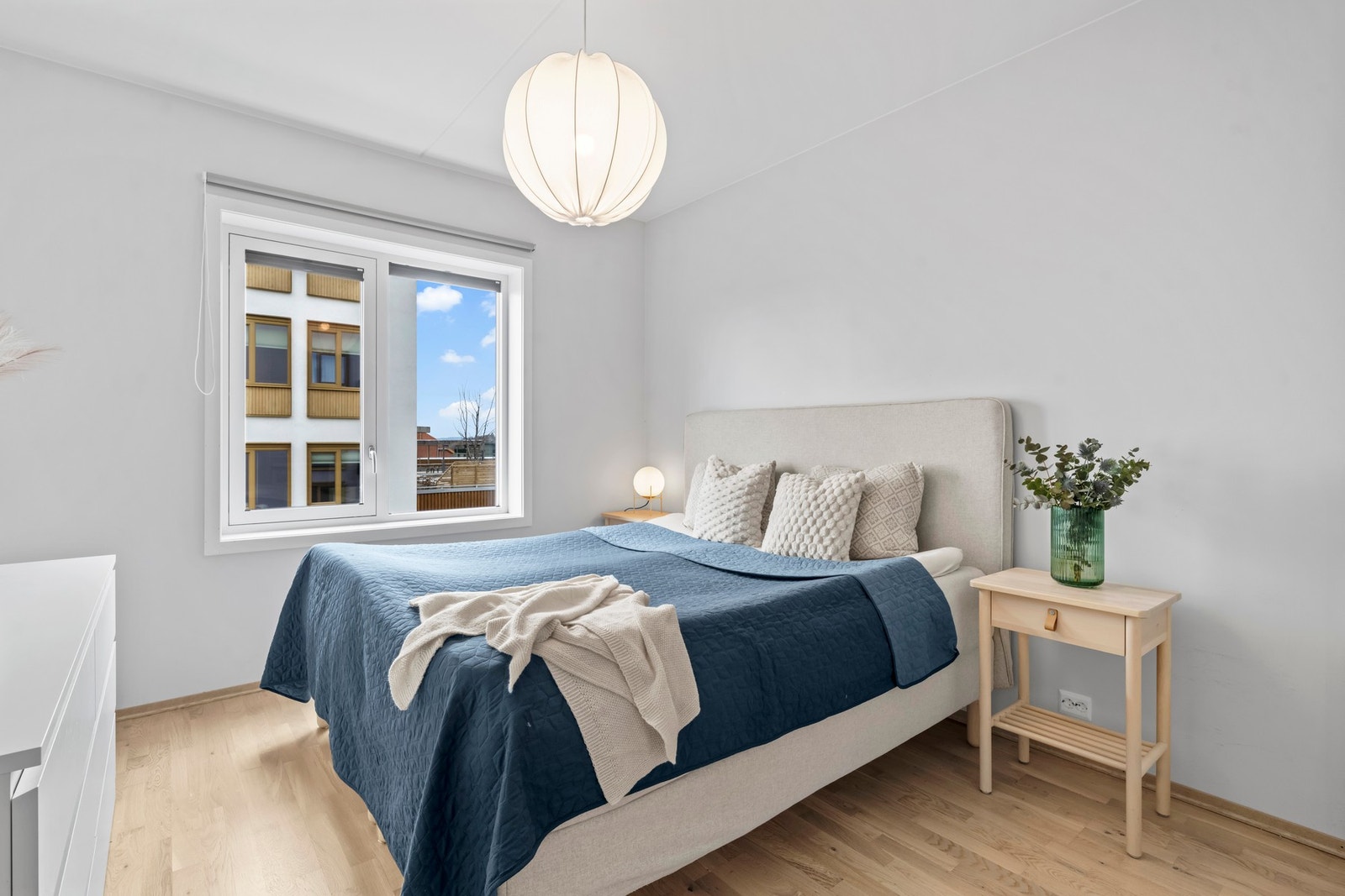Boligen har to romslige og innbydende soverom med gode møbleringsmuligheter. Begge rommene fremstår lyse og delikate, med plass til seng, nattbord og garderobeløsninger, noe som gir en komfortabel og funksjonell hverdag. Galleribilde
