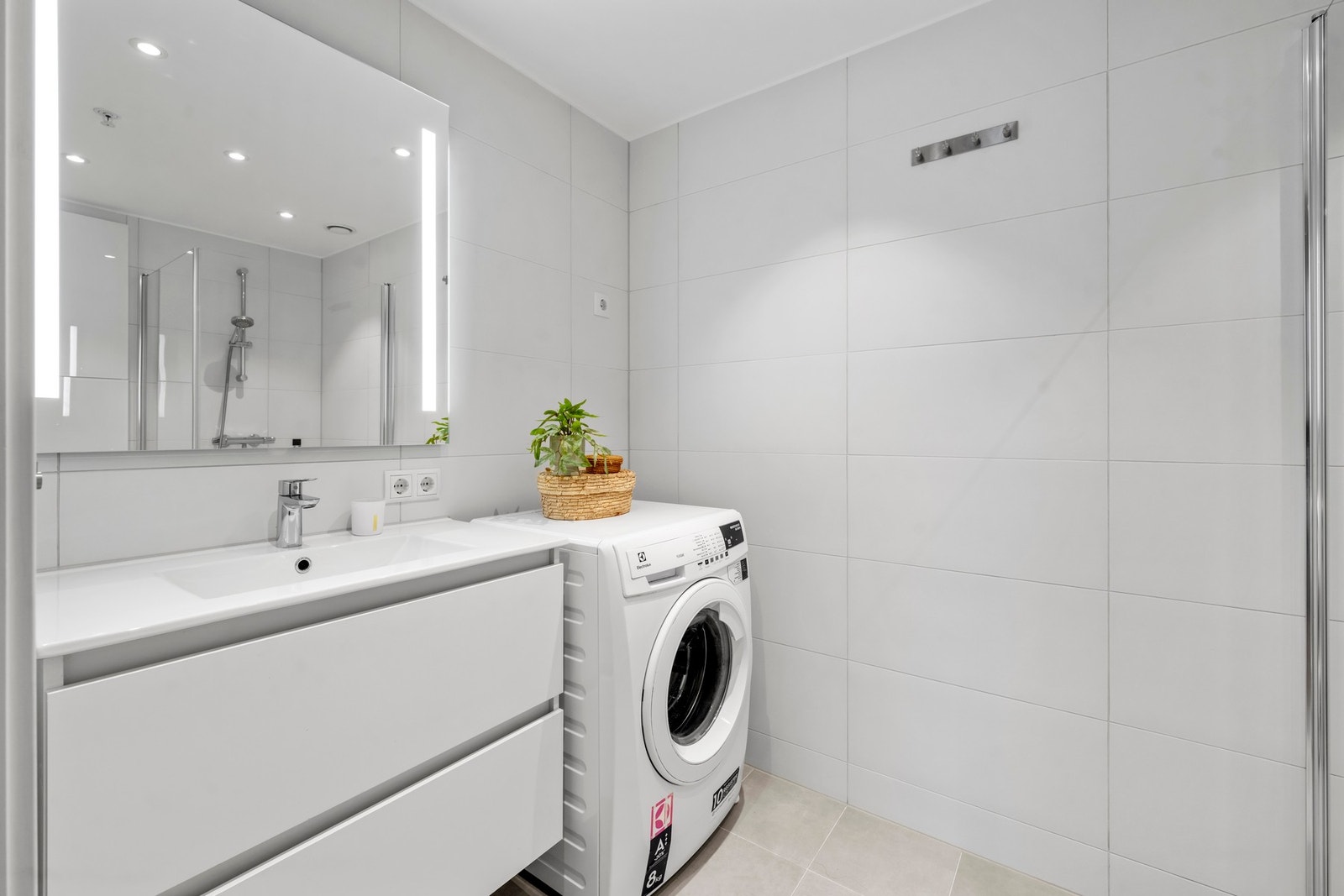 Det ene badet er i tillegg praktisk tilrettelagt som vaskerom med opplegg for vaskemaskin, noe som gir en funksjonell og plassbesparende løsning i hverdagen. Begge bad har plastsluk med klemring og gode rengjøringsmuligheter, samt balansert ventilasjon og Galleribilde