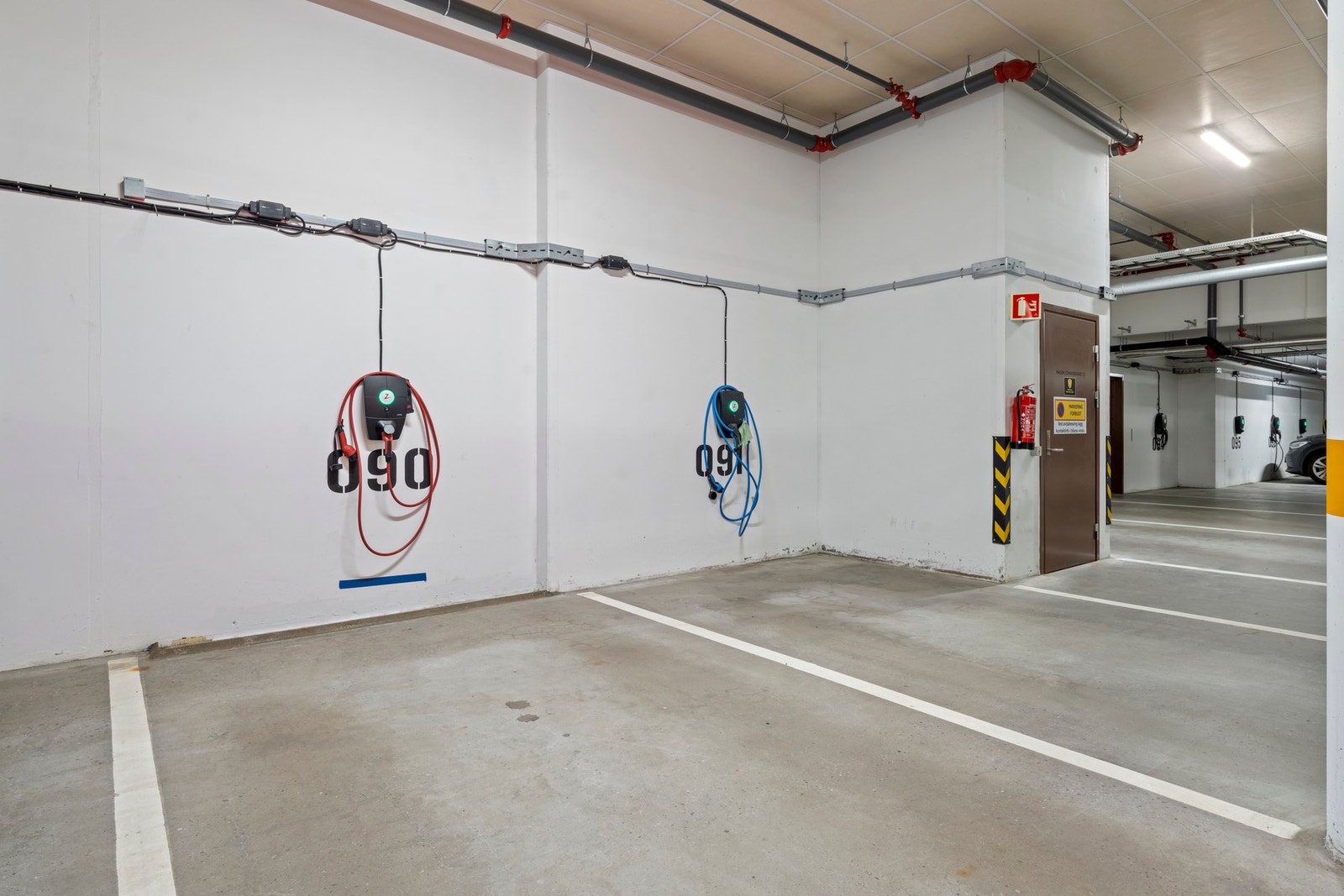 Leiligheten disponerer fast plass i felles, lukket garasjeanlegg. Installert elbillader. Galleribilde