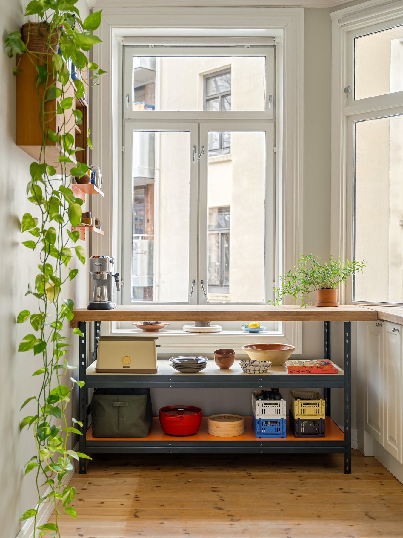 Kjøkkenet har en praktisk forlengelse som gir mer benke- og oppbevaringsplass. Galleribilde