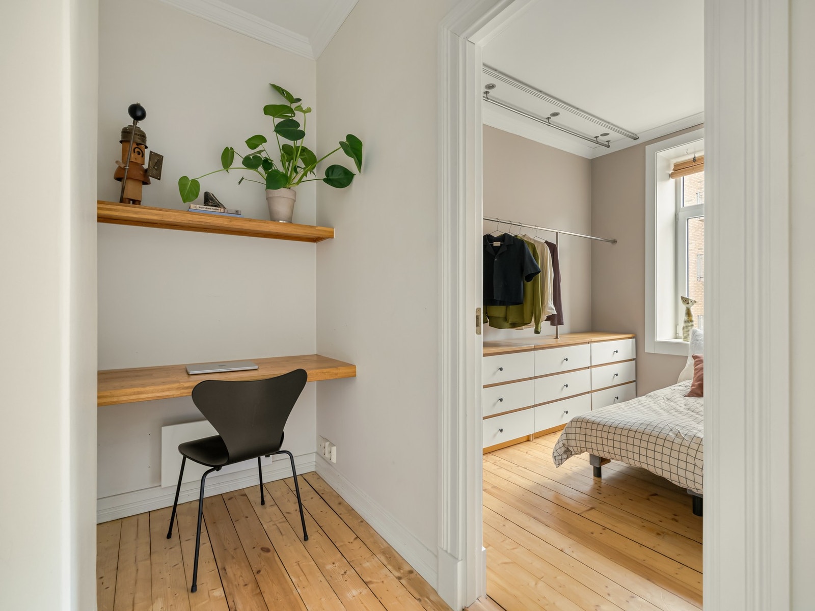 Videre går vi til soverom 2. Det er tilkoblet en nisje som egner seg godt som kontorløsning. Galleribilde