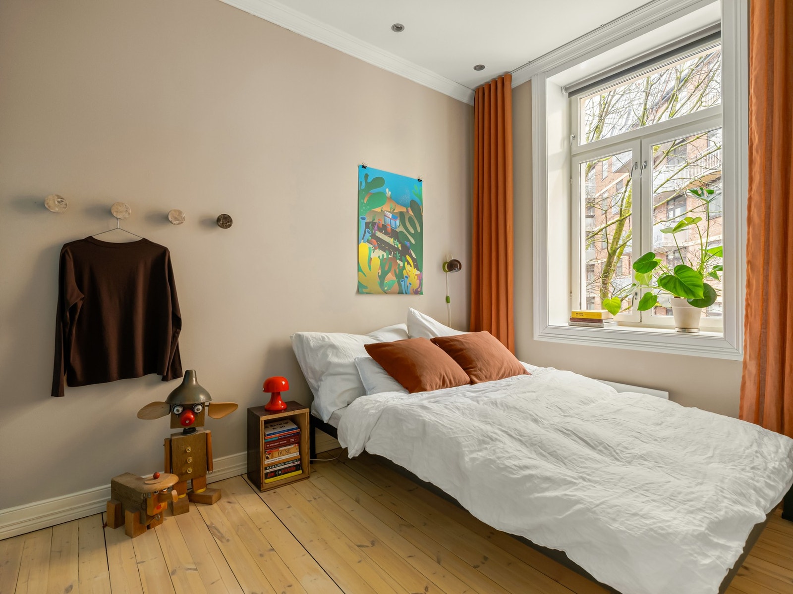 Soverommet er romslig med god plass til dobbeltseng og oppbevaring. I dag står det en 140 cm seng her, men det er god plass til 180-200 cm seng. Galleribilde