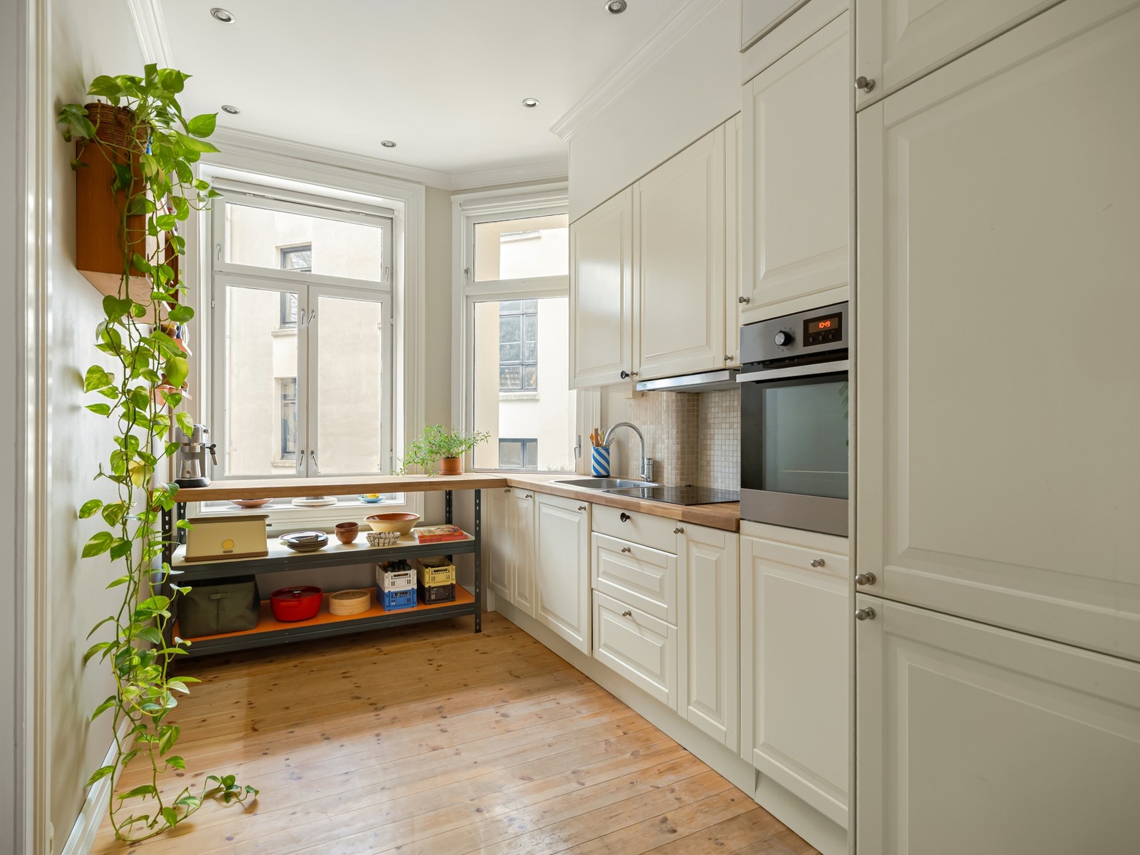 Velkommen til Sannergata 38A. Dette er en klassisk 3-roms leiligheten med gjennomgående lys, store vindusflater, peis og klassisk tregulv. Galleribilde