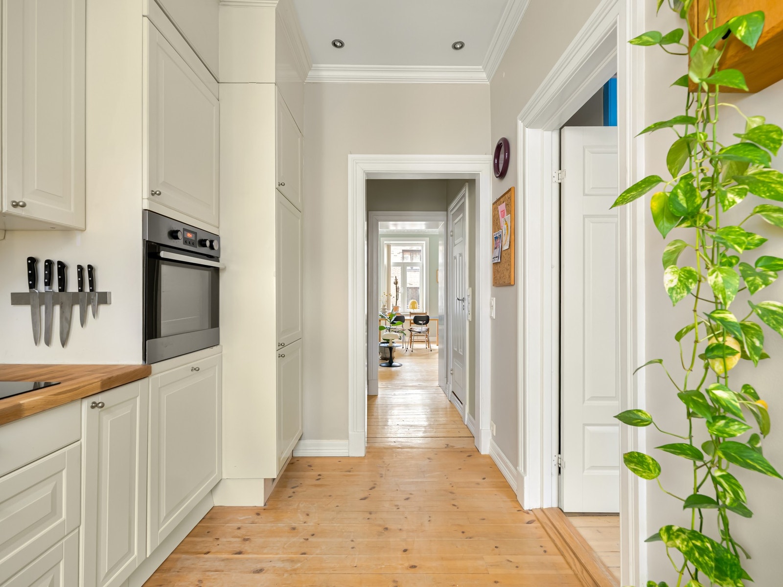 Leilighetens hovedsoverom har inngang fra kjøkkenet. Galleribilde