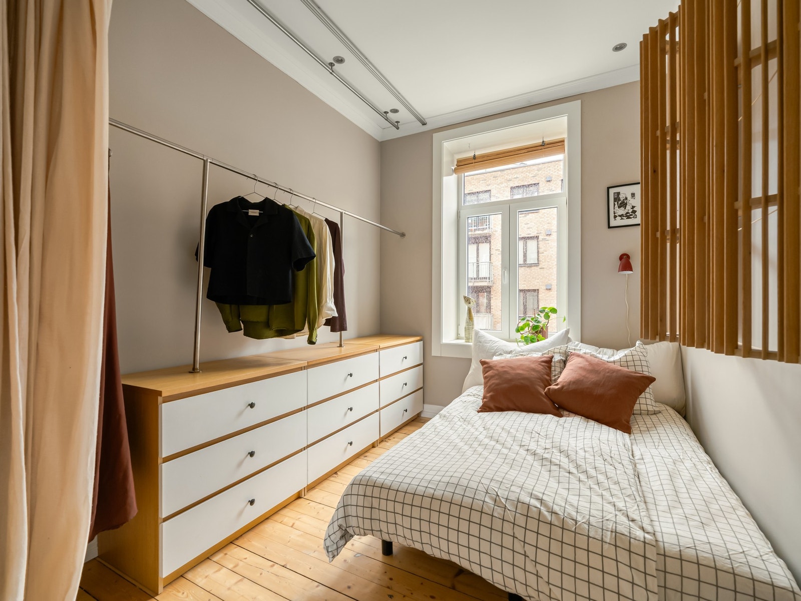 Også dette soverommet har plass til både dobbeltseng og garderobe. Galleribilde