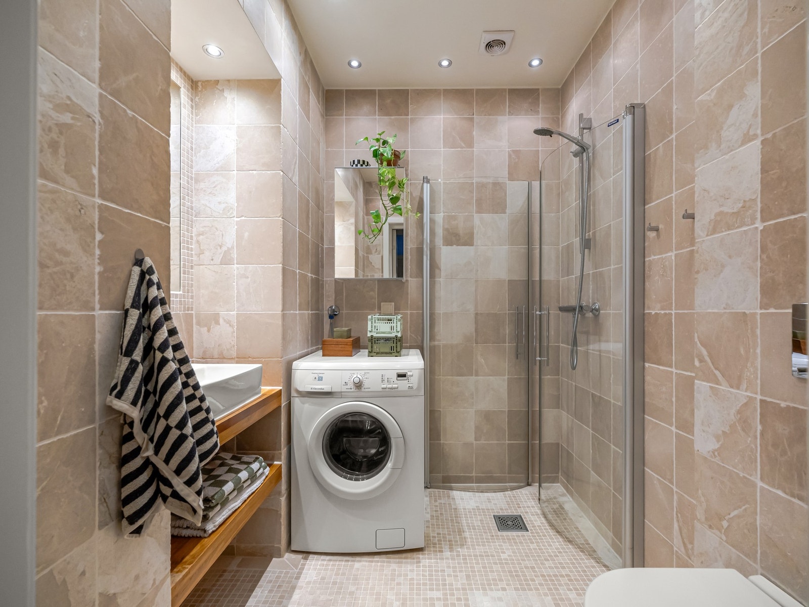 Baderommet fra 2008 er pent flislagt med gulvvarme. Galleribilde